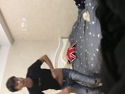装扮成女人在家接客的伪娘