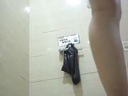 商场厕拍 美女尿尿把衣服都脱了