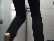 商场厕拍 两条大白腿很是赏心悦目