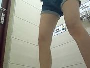 商场厕拍 妹子在卫生间换裙子