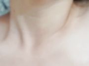 在房间内操鲜嫩多汁肉肉的小女友站在地上拍摄阴茎的进进出出