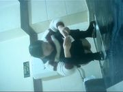 公共女厕偷拍烟瘾很大的少妇