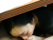 女友在图书馆的桌子下给我口爱