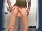 商场厕拍看起来很有邻家感觉的妹子