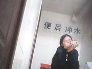 厕所偷拍 长腿黑丝女绝对是个风骚型