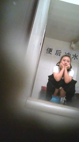 厕所偷拍 可爱的妹子带个可爱的帽子