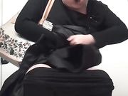 商场厕拍 美女的内裤还是黑丝的