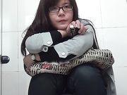 商场厕拍 美女的内裤还是黑丝的
