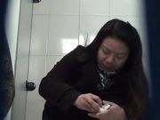 商场厕拍 妹子上厕所还要打电话