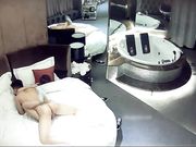 酒店偷拍娇小短发美女被男友压着操干出白浆