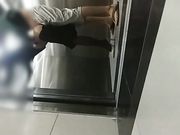 屌丝小混混穿着短裤拖鞋去接穿着性感白领女友下班看周围没有人直接在电梯里啪啪