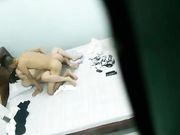 服务员躲在窗台后面偷窥来住店的情侣