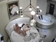 光头佬和情人开房偷情中午吃大蒜妹子嫌弃了