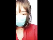 漂亮短发萌妹子主播穿着红衣床上现场直播道具假鸡鸡插逼