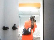 机场偷拍空姐专用女厕几个颜值不错的美女嘘嘘