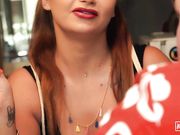 把路边站街女带到性爱馆里干一炮