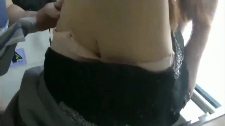 在火车上的厕所操妈妈的骚逼母子乱伦 真刺激