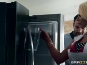 请来爆乳女佣什么都能干让你的生活更加精彩