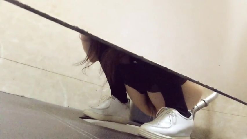 电影院厕所偷拍 妹子们长的都还挺不错