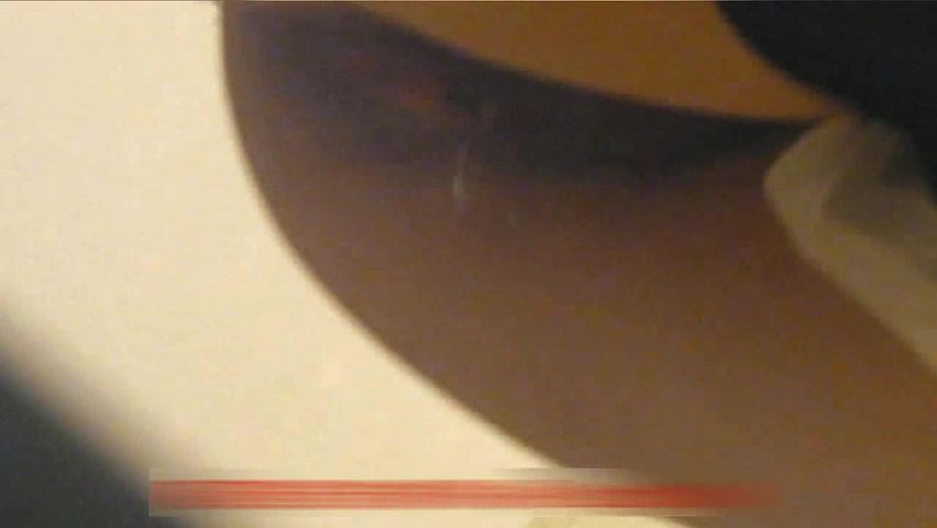 商城暗藏隔间偷拍来方便的美眉们拍脸又拍下面哦