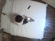 钟点炮房拍眼镜女同事约炮帅哥开房带了不少套套来赴约啊