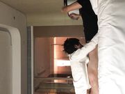 老同学聚会吃饭灌醉短发小寡妇酒店开房熟睡中把她舔醒一块爽