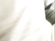 和女炮友看电影中途到厕所里用矿泉水洗完鸡巴后在里面干起来