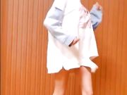 短发萌妹子钰儿家里跳俩首歌曲边跳边脱展示苗条好身材