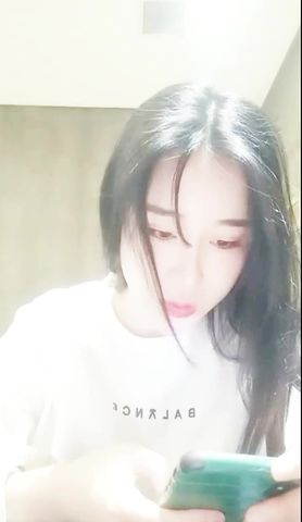 网红妹子在网吧玩露出被隔壁小伙发现了直接硬来掏出鸡巴就吃