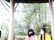野外凉亭花了一百多块玩了个4P猛壮士轮操三女