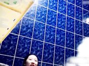 买通女室友浴室偷放摄像头偷窥两个妹子一边聊天一边洗白白