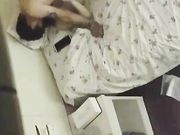 旅馆服务员躲在透气窗上偷窥开房的情侣啪啪