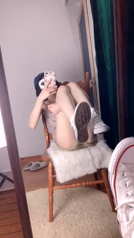 美女小熊背心牛仔裤三点全露酷可爱自慰自拍