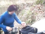 小树林老大爷嫖野鸡大妈双手按着大白奶子没怎么搞就射了