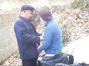 小树林老大爷嫖野鸡大妈双手按着大白奶子没怎么搞就射了