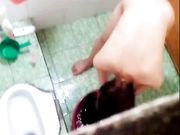偷窥合租房的两个打工妹洗澡不小心被发现妹子蹲着狼狈的撤离