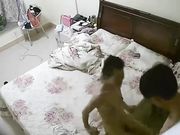 偷拍小两口过夫妻生活老公卖力耕耘老婆忙着玩手机