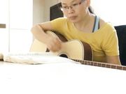 吉它老师上门教授眼镜良家妇女弹琴休息时间挑逗她强行扒光啪啪