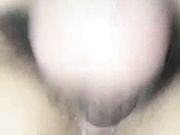 一年轻嫩妹和2男下车方便时看见有间简陋棚,寻求刺激在里面把美女轮