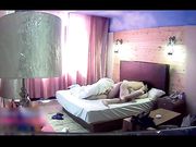 白皙Ｄ奶少妇酒店叉开双腿被姘头无套狂肏
