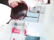 眼镜小哥剧情演绎兄妹两趁妈妈在打扫卫生沙发上啪啪 口交后入健身球上操