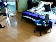 破解网络摄像头偷拍小伙晨运完回家和正在床上睡觉的媳妇来一炮