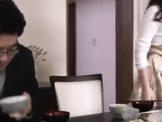 丈夫不在家时，日本妻子与公公偷情