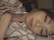 跟可爱姐妹花睡在一个卧室内
