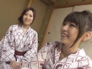 跟可爱姐妹花睡在一个卧室内