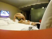 美女酒店援交时被变态男一直猛操嘴巴,实在受不了了美女自己坐在鸡鸡上干