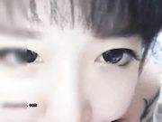 瞳孔大美女首次手机直播操逼内射.