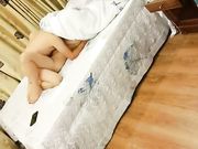 聊了一会后上去就扒美女内裤,开始挣扎,给点好处全力配合