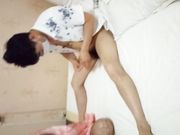 性感美女少妇聊熟后约出来和朋友一起玩3P,刚操一会就害羞的要求换个人试试
