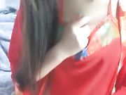 红色肚兜很有激情口活很棒深喉舔弄，被大哥鸡巴草